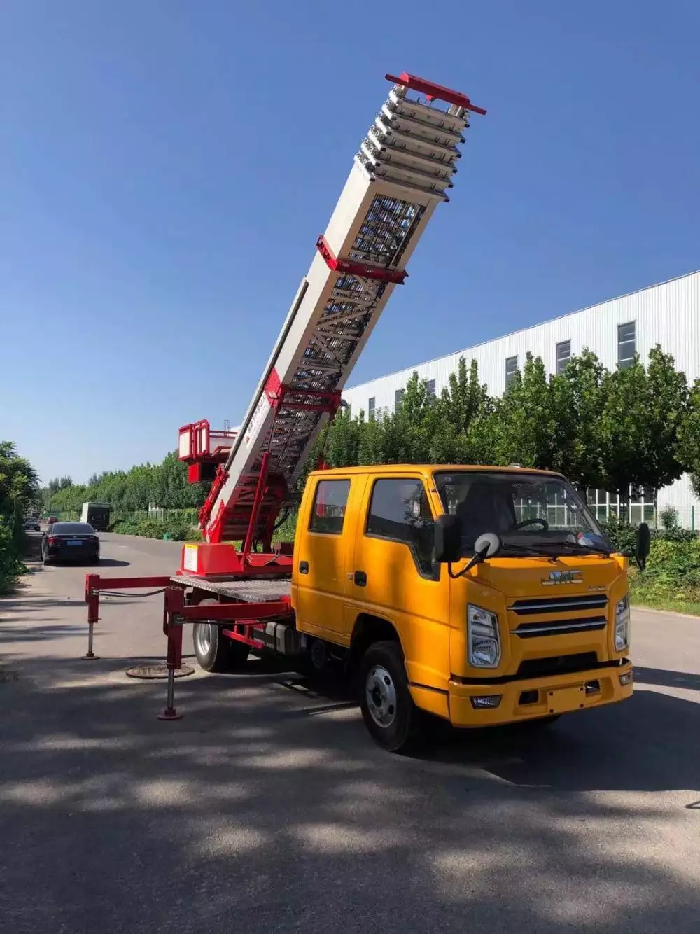 易县附近的云梯车出租服务：轻松解决高空作业需求