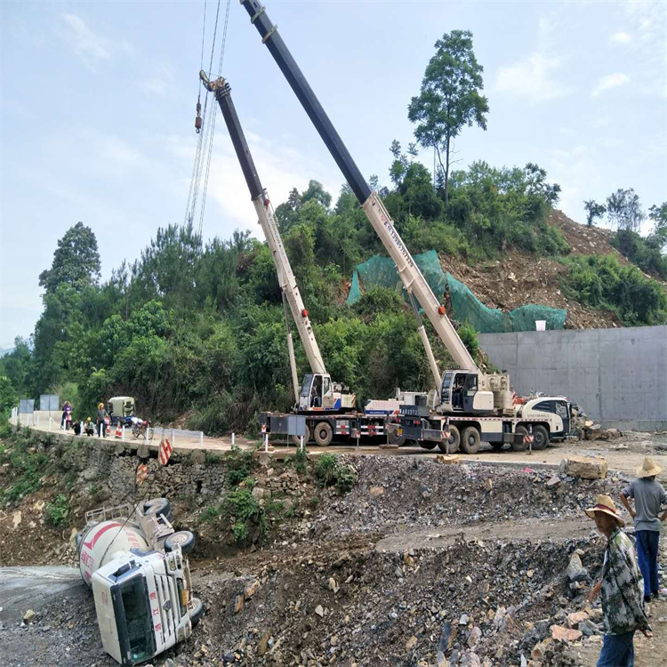 易县汽车掉沟里叫吊车救援要多少钱
